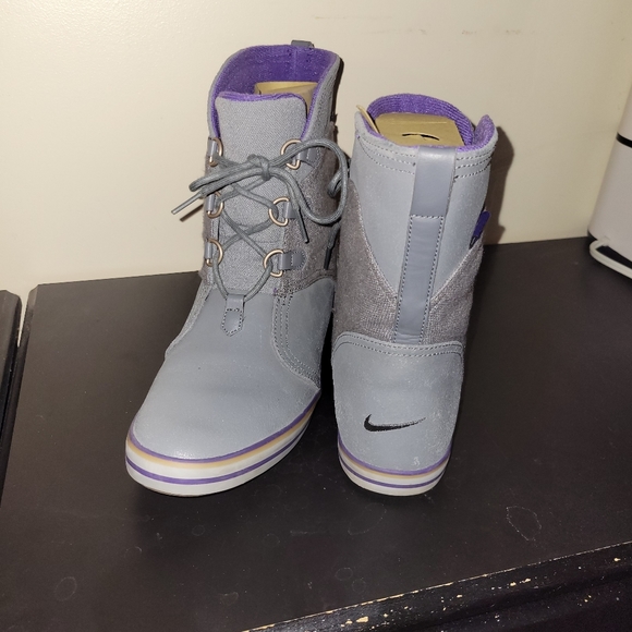 Cute Nike boots - Picture 2 of 4